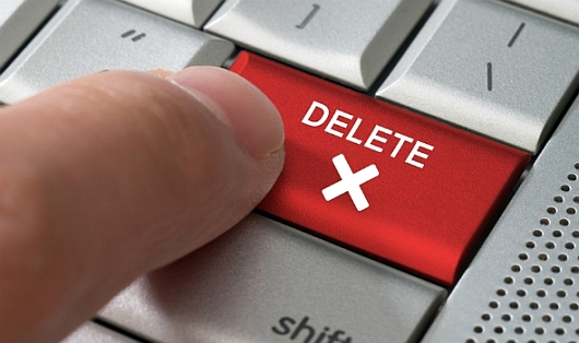 Slika, ki prikazuje prst na tipki "delete"