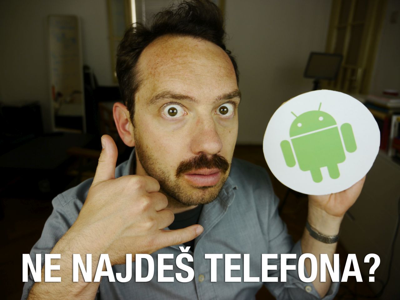 Naslovna slika videa, na kateri je Jože, ki z roko ponazarja telefon, v drugi pa drži kartonast simbol za Android