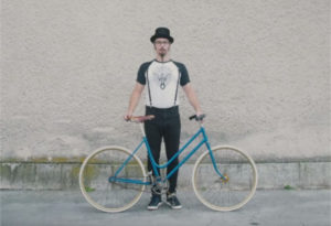 Fotografija mladega hipsterja s kolesom pony