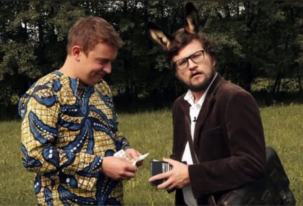 Fotografija, na kateri sta komik Igor Bračič in goljuf, ki prešteva denar
