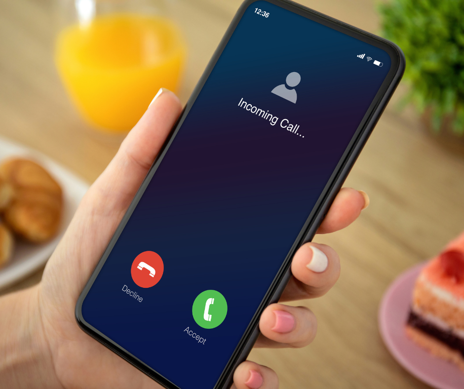 Na sliki je telefon, na katerega nekdo kliče z neznane številke.